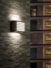 Applique in alluminio pressofuso con diffusore opalino - 10W, 950 lumen, luce calda bianco
